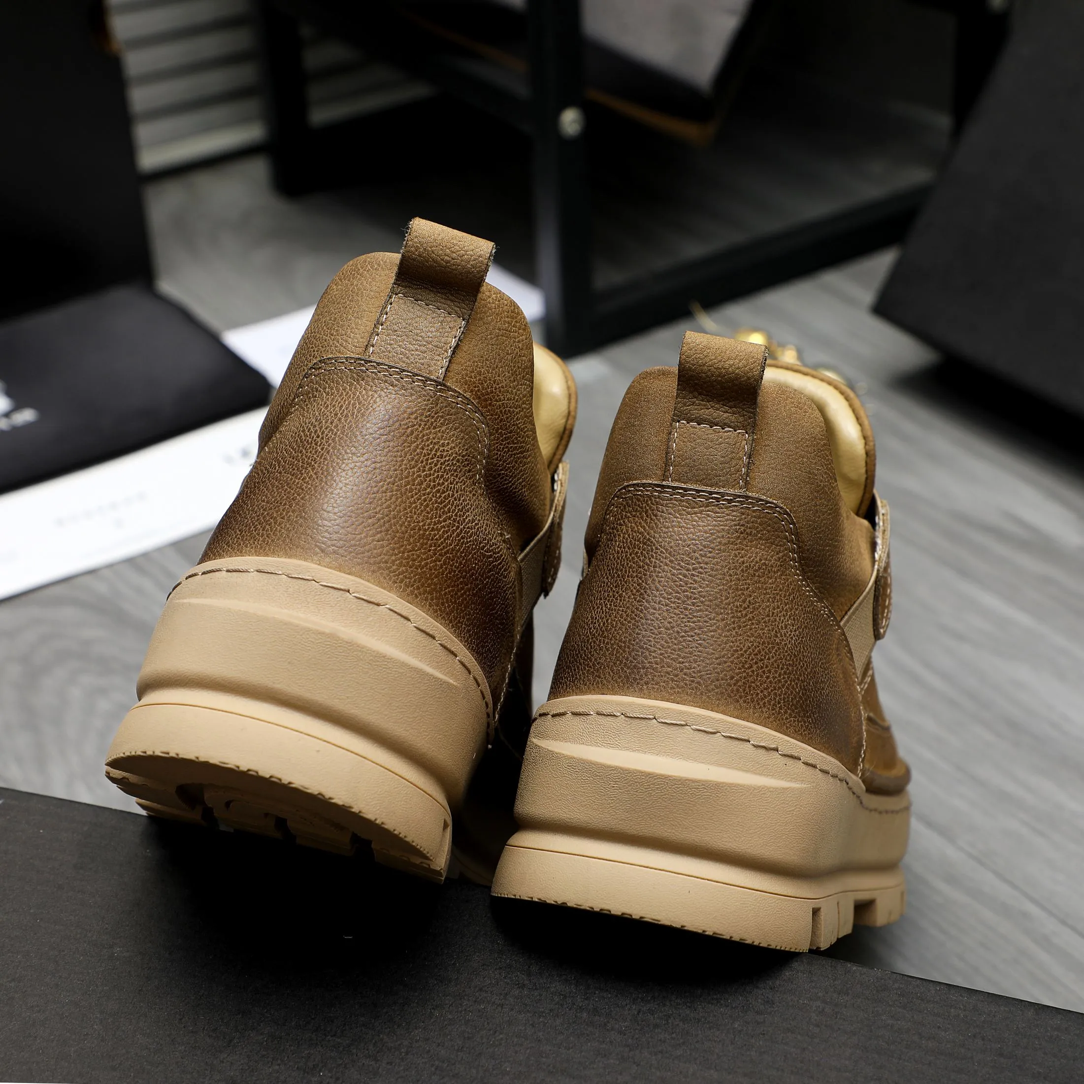 P620 Product trademark: "UGG" Gaobang men's shoes Regular size: 39-44 Product materials: Selected first-layer cowhide upper, wool lining, original outsole